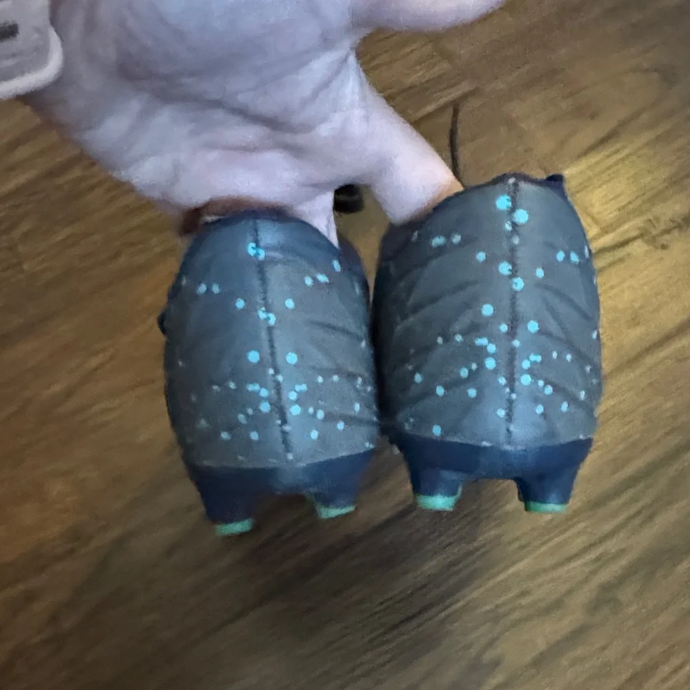 Navy Blue Soccer ⚽️ Cleats with Patterned Design and shin guards - Picture 3 of 8